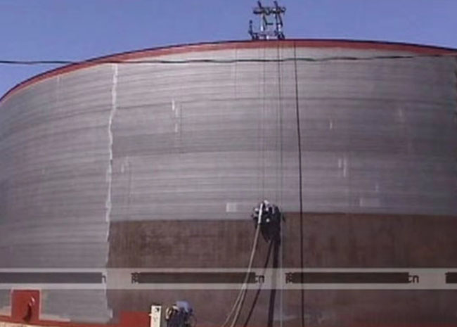 大型油罐罐體防腐除銹立式垂直拋丸機(jī)施工現(xiàn)場(chǎng)圖 大型油罐罐體防腐除銹立式垂直拋丸機(jī)施工現(xiàn)場(chǎng)圖